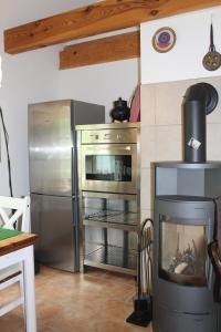普特布斯Altes Waschhaus的厨房配有不锈钢冰箱和烤箱