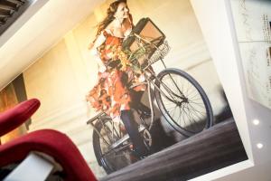 萨尔茨堡Small Luxury Hotel Goldgasse的一张在楼梯上骑着自行车的女人的照片