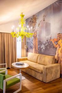 萨尔茨堡Small Luxury Hotel Goldgasse的带沙发和吊灯的客厅