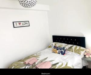 伦敦Peaceful flat in Central London的一间卧室配有带粉红色枕头的床。