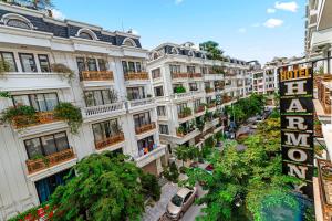 下龙湾Harmony HaLong Hotel的城市街道的空中景观和建筑