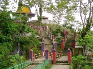 特特巴图Joben Eco Park的一条有红色和蓝色柱子的楼梯和栅栏