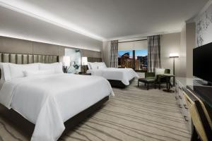 新奥尔良The Westin New Orleans的酒店客房设有两张床和一台平面电视。
