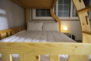 统营市Tongyeong Hue Stay的一张位于带木床架的客房的床位