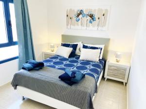 科斯塔特吉塞LOS CHARCOS TERRACE VIEW的一间卧室配有一张带蓝色床单和枕头的床。