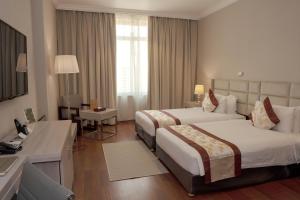 科威特城市之塔酒店的酒店客房配有两张床和一张书桌