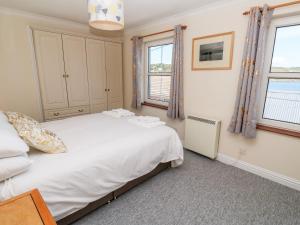 赫尔斯顿The Mariners的卧室配有白色的床和2扇窗户。