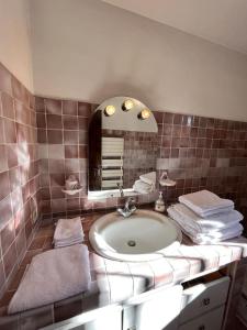 马赛Agréable maison provençale avec jardin的浴室配有盥洗盆、镜子和毛巾