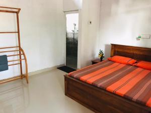 高尔Sanithu Homestay Galle的一间卧室设有一张床和梯子