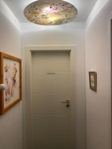 巴塞尔奇奇住宿加早餐旅馆的走廊上设有一扇带花卉天花板的门