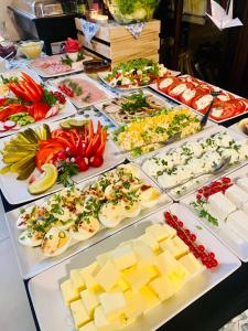 加茨比亚格拉Willa Klif &Spa的一张桌子,上面放着许多种不同的奶酪和开胃菜