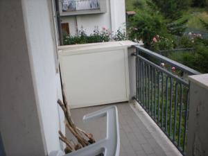 桑格罗堡Casa vancanze con camino的阳台一侧的白色小便