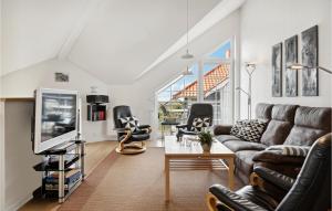 博恩瑟3 Bedroom Awesome Apartment In Bogense的带沙发和电视的客厅