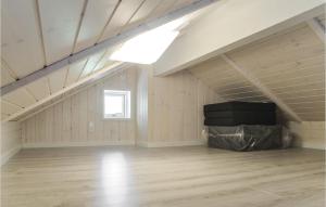 埃斯比约3 Bedroom Nice Home In Esbjerg V的空空的阁楼,设有拱形天花板和木地板