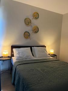 CogonMactan Cebu Guesthouse - ideal for family or friends的卧室配有一张床,墙上挂着两盏灯
