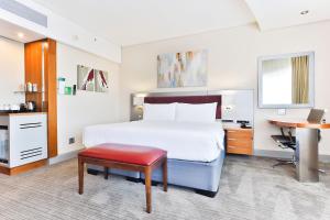 约翰内斯堡约翰内斯堡罗斯班克假日酒店的配有一张床和一张书桌的酒店客房