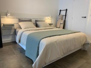 布鲁日Homestay, ground floor, comfort room的一间卧室配有一张带蓝色毯子的大床