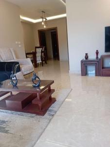Sheikh Zayedبيفرلي هيلز ويست تاون الشيخ زايد的带沙发和咖啡桌的客厅