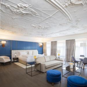 萨尔茨堡Hotel Stein - Adults Only的客厅设有白色天花板和家具。