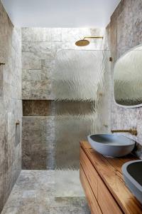 WickhamThe Urban Resort - A Mediterranean-style Group Haven across Two Homes的一间带水槽和镜子的浴室