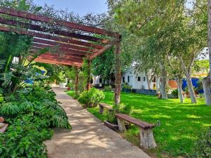 奇克拉纳－德拉弗龙特拉La Casita de Los Alambiques的公园内带两个长椅的木凉亭