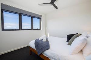 'Highpoint Lookout' A Cool Charlestown Square Abode客房内的一张或多张床位