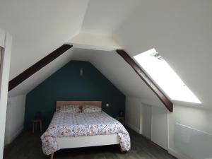 NeulliacLe gîte de ty stumo1的一间卧室配有一张带绿色墙壁的床
