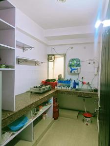 瓦拉纳西Pretty Garden View Apartment 3BHK Furnished Flat near Kashi Vishwanath Temple的厨房配有柜台和水槽