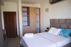 波拉马尔Omas Ocean的卧室配有白色的床和木制床头板