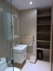 波拉马尔Omas Ocean的浴室配有卫生间、盥洗盆和淋浴。