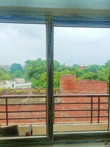 瓦拉纳西Pretty Garden View Apartment 3BHK Furnished Flat near Kashi Vishwanath Temple的从火车的窗口看