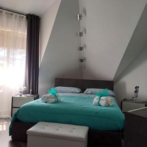 LeonforteCasa vacanze Europa的一间卧室配有带绿色床单和毛巾的床。