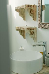 江比阿Villa Citrus Zanzibar的浴室设有白色水槽和镜子