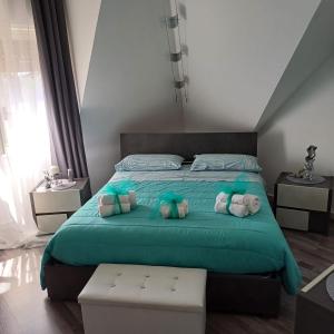 LeonforteCasa vacanze Europa的一间卧室配有一张带绿床单和枕头的床。