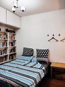 杭州《小风小物逛杭州》作者的书房，散步到西湖的一间卧室设有一张床和一个书架