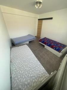 TemplemarsBel appartement cosy très calme avec parking privé的一间小房间,内设两张床