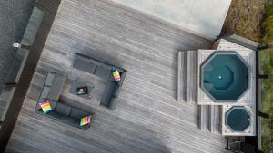塞尔福斯Luxurious 4BR Summerhouse with Hot Tub and Sauna的享有带游泳池的房屋的顶部景致