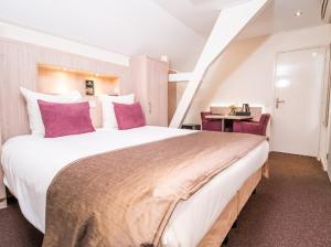Beneden-Leeuwen林登酒店的卧室配有一张带粉红色枕头的大床