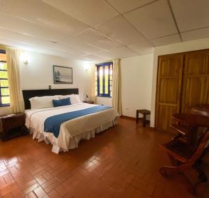 佩雷拉拉卡松纳生态酒店的一间卧室设有一张大床,铺有木地板