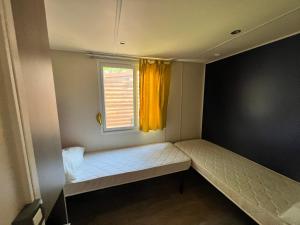 索托马里纳VULCANO的小房间设有床和窗户
