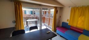 索托马里纳VULCANO的客房设有沙发、桌子和阳台。