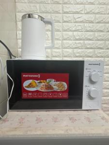 香港Mandarin Guest House的画有一盘食物的微波炉