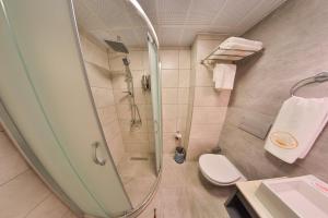 安卡拉BUKAVİYYE HOTEL的带淋浴和卫生间的浴室
