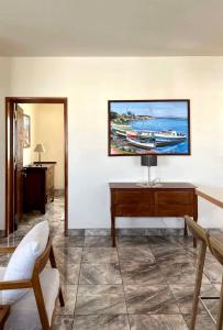 马哈赞加Mahajanga Residences的客厅的墙上配有电视