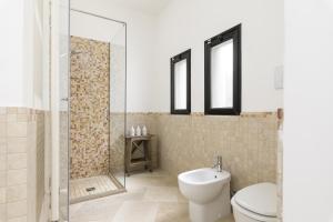 奥斯图尼Trullo Vicino al Mare的带淋浴、卫生间和盥洗盆的浴室