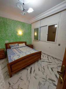 甘达坞伊港Appartement S2 Kantaoui vue mer的一间铺有大理石地板的卧室,配有一张床。