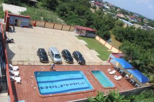 塔科拉迪RHOGEM Hotel的享有带游泳池的房屋的空中景致
