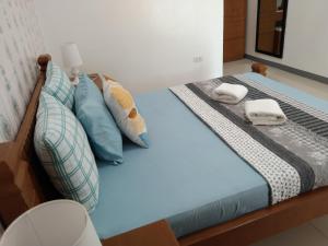 马拉帕斯加ELEN INN - Malapascua Island Air-conditioned Room1的一张带毛巾和枕头的床