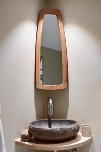 Saint-JeanFranca St Jean的一间带石制水槽和镜子的浴室