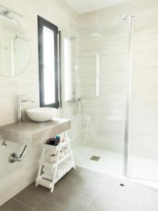 阿维拉VUT Adarve的白色的浴室设有水槽和淋浴。
